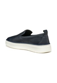 Scarpe slip-on blu navy in pelle liscia, con punta arrotondata, profilo basso e suola in gomma bianca con grip testurizzato.