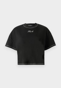 Svart cropped t-skjorte laget av mykt stoff. Har rund hals, overdimensjonerte korte ermer og hvit kontrastsøm. Logo brodert på forsiden.