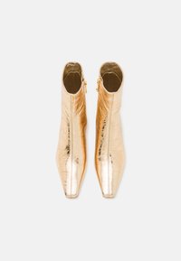MICHAEL Michael Kors COSMO KITTEN BOOTIE - Klassikalised poolsaapad - pale gold