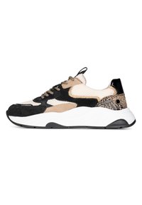 Sneaker nera, beige e bianca con tomaia in mesh, dettagli in suede, suola spessa bianca e particolari in gomma nera. Presenta lacci decorativi.