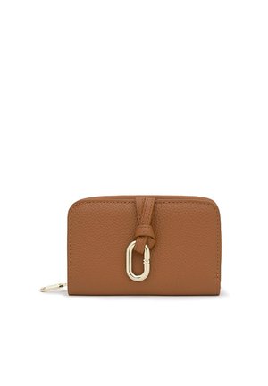 Portafoglio in pelle marrone con trama, chiusura a scatto dorata e cerniera, con un dettaglio in pelle annodata sul davanti.