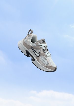 Nike Sportswear, V5 RNR LACE UNISEX - Trainers - off white/college grey/grey fog/vast grey/black
