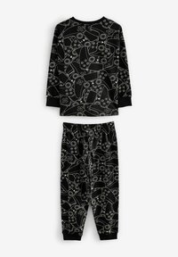 Ensemble de pyjama noir comprenant un haut à manches longues et un pantalon avec un motif répétitif de manette de jeu en gris clair sur un tissu lisse.
