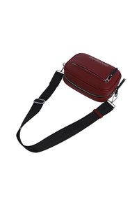 Bolso cruzado de cuero rojo con forma rectangular, que cuenta con un bolsillo frontal con cremallera, herrajes plateados y una correa ajustable negra.