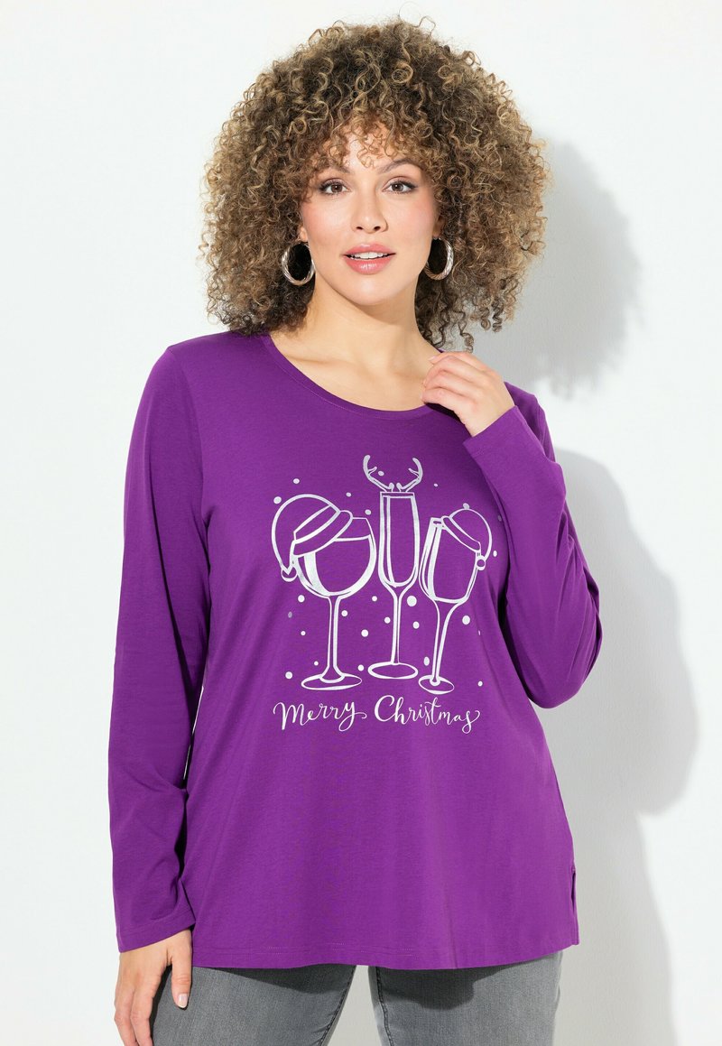Maglietta a maniche lunghe viola con una grafica di tre bicchieri di vino, accenti nevosi e il testo "Buon Natale" in bianco. Tessuto morbido, vestibilità comoda.
