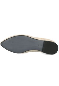 Beige suède schoen zool met een ronde punt, een zwarte rubberen hakkap, en een gemarmerd grijs onderontwerp, gemarkeerd met een maatlabel.