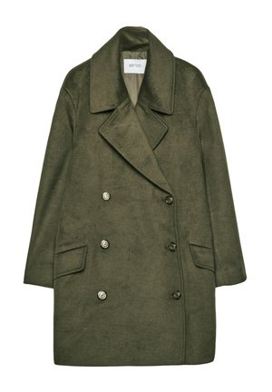 Oliwkowy, dwurzędowy płaszcz wykonany z miękkiego materiału. Posiada duże klapy, dwie przednie kieszenie oraz guziki w srebrnym odcieniu.