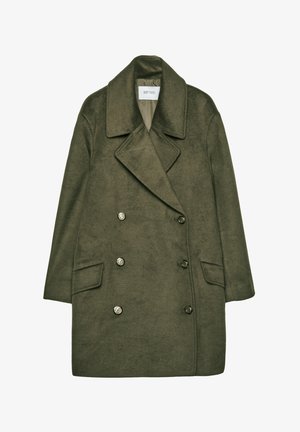 Cappotto doppiopetto verde oliva realizzato in tessuto morbido. Presenta ampie rever, due tasche frontali e bottoni in tonalità argento.