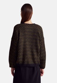 Sweter dzianinowy w ciemnozielonym i czarnym kolorze, z teksturowanym wzorem, szerokimi rękawami i skróconym fasonem, wykończony ściągaczem.