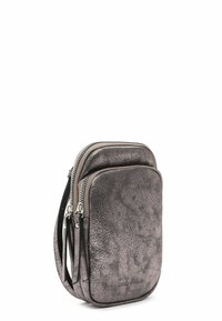 Slanke, metallic grijze leren schoudertas met textuur, dubbele ritscompartimenten en een verstelbare zwarte schouderriem.