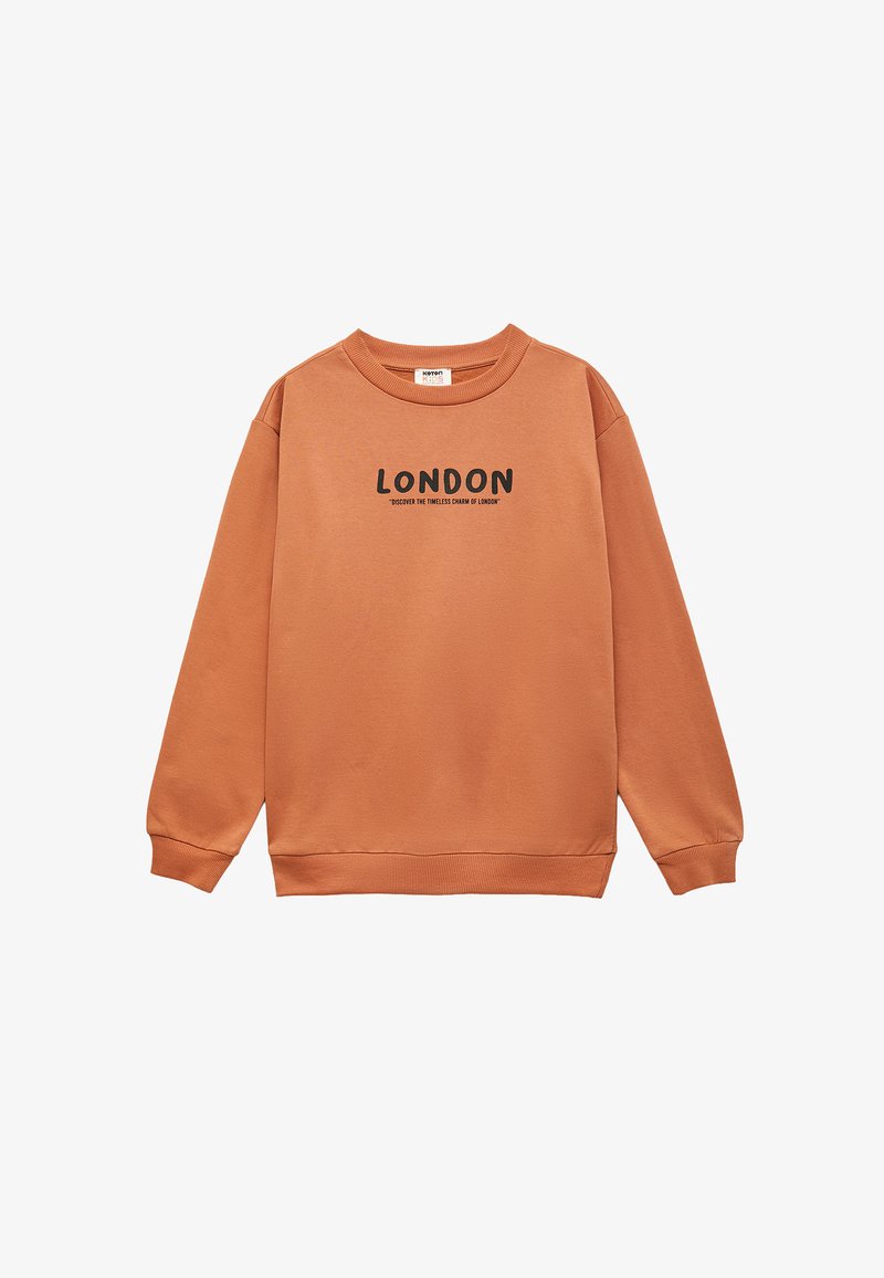 Sudadera naranja con cuello redondo y mangas largas. En el frente lleva la palabra "LONDRES" en negro, con un eslogan debajo.