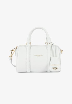 Witte leren Lancaster Paris handtas met dubbele handvatten, afneembare schouderriem, gouden hardware en logo-tekst aan de voorkant.