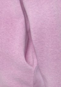 Helllila Baumwollstoff mit glatter Textur, der eine sichtbare Taschenöffnung aufweist und einen geschichteten Eindruck vermittelt.