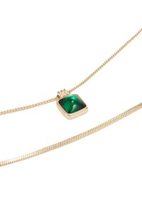 Gouden ketting met een vierkante groene steenhanger, een gestructureerde schakel en een gladde accent met drie ringen bij de hangerbevestiging.