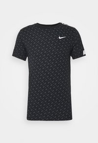 Svart t-shirt med ett grafiskt mönster av ordet "Nike" i mörkgrått, med rund hals i solid svart och vitt logo på bröstet.
