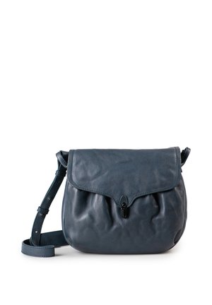Dunkelblaue Leder-Crossbody-Tasche mit verstellbarem Riemen und Klappverschluss mit kleinem schwarzem Verschluss, vor weißem Hintergrund.