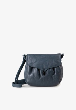 Dunkelblaue Leder-Crossbody-Tasche mit verstellbarem Riemen und Klappverschluss mit kleinem schwarzem Verschluss, vor weißem Hintergrund.
