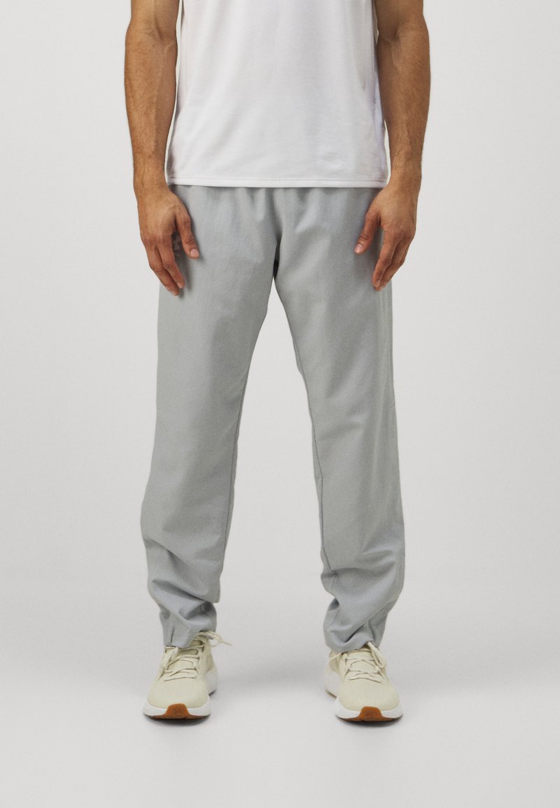 Under Armour RIVAL WOVEN - Broek - mod gray/white