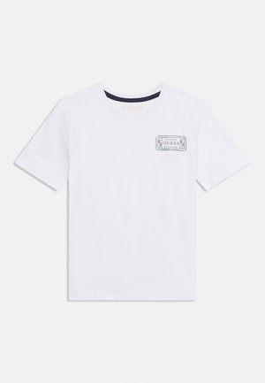 Balti trumpomis rankovėmis marškinėliai su maža stačiakampio formos „GUESS“ logotipo žyma viršutiniame kairiajame krūtinės regione.