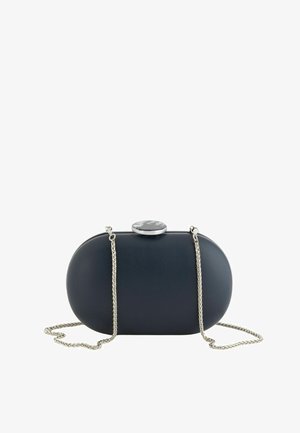 Lille oval sort clutch med sølvkæde-rem og rund marmorgrå og hvid lukning på toppen mod hvid baggrund.