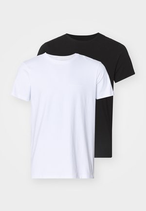 Conjunto de camisetas de gola redonda em branco e preto. Feitas de algodão, apresentam mangas curtas e um logo discreto na camiseta branca.