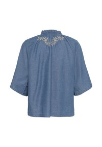 Sinine teksanärvikuga lühikeste varrukatega pluus, millel on volangiga kõrge kaelus ja beež lilleline tikand ülemisel seljal.