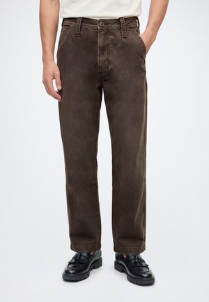 Hollister Co., JUL2 Y2K BAGGY CHINO - BROWN 1CC - Pantalon classique - brown