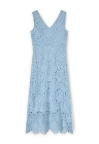 Rochie de culoare albastru deschis, realizată dintr-un material brodat, cu un model de evantaie, având bretele late și decolteu în V. Detaliu cu margine zimțată.