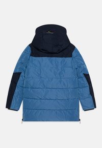 Šviesiai mėlynas paminkštintas švarkas su tamsiai mėlyna viršutine dalimi ir gobtuvu. Savybės - horizontalūs siūlės, šoninės užtrauktukų kišenės ir juodi akcentuoti rankovės.