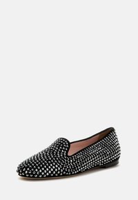 Sort velour slip-on sko dækket af sølv rhinsten, med en rund tå og lav sort hæl. Glat indersål.