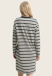 Langärmliges Kleid mit schwarz-weißen horizontalen Streifen, aus weichem Stoff gefertigt, mit lockerer Passform und Rundhalsausschnitt.