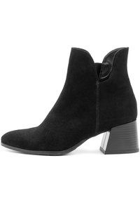 Cizmă din suede negru ankle, cu vârf ascuțit și deschidere în formă de V. Are un toc încadrat, cu un accent metalic. Textură fină.
