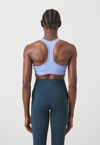 Nike Performance BRA - Sports-BH-er med medium støtte - royal pulse/white