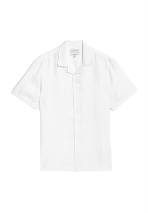Camisa blanca de manga corta en una tela ligera. Presenta un cuello y un dobladillo recto. Textura suave sin patrones ni acentos.