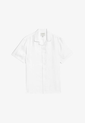 Chemise blanche à manches courtes en tissu léger. Possède un col et un ourlet droit. Texture lisse sans motifs ni accents.