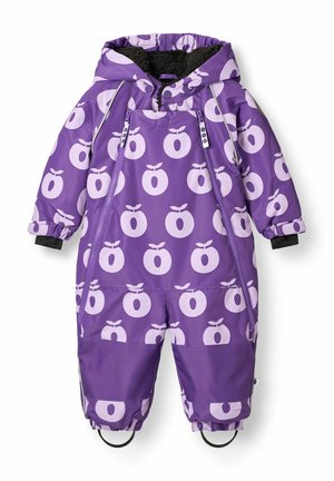 Combinaison de neige violette pour enfants avec capuche, motifs pommes violet clair, doublure intérieure noire, deux zips avant et bretelles élastiques aux chevilles.