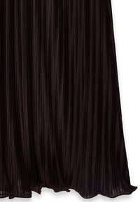 Mustat laskostetut hameet, jotka on valmistettu pehmeästä, teksturoidusta kankaasta, jossa on valuva muotoilu ja aaltoileva helma alaosassa.