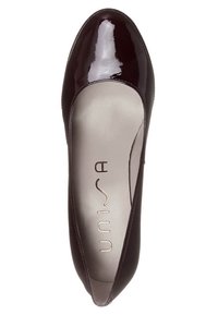 Décolleté in pelle verniciata bordeaux lucido con punta rotonda, fodera interna liscia e logo del brand impresso sulla soletta.