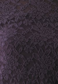 Dunkellila Spitzenstoff mit floralem Muster und erhabener Textur. Das filigrane Design umfasst verflochtene Blätter und Blumen.