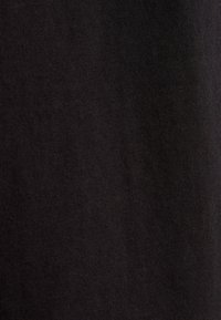 Tessuto nero con una trama liscia e rigata; presenta una distribuzione uniforme del colore e nessun motivo o accento visibile.