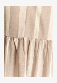 Ausgewählt, neutral stripe