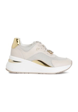 Sneakers caratterizzati da una combinazione di rete beige chiaro e pelle liscia, con dettagli dorati sul tallone e sul lato, e una suola spessa bianca.