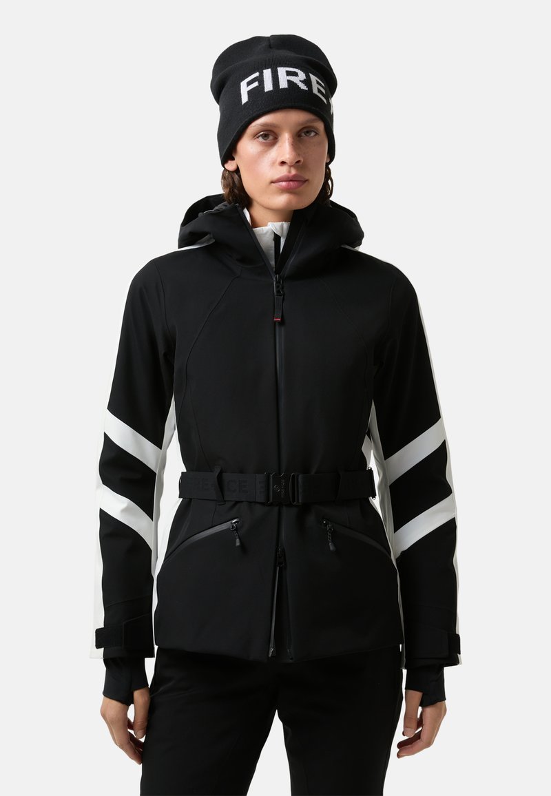 Schwarze Schneejacke mit weißen diagonalen Streifen, Reißverschluss, verstellbarem Gürtel und Kapuze. Strukturierter Stoff mit Reißverschlusstaschen. Schwarze Mütze inklusive.