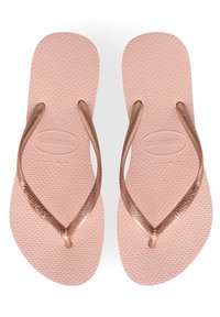 Lys rosa flip-flops med teksturert såle, med bronsefargede stropper og logo-detail, designet for komfort og uformell bruk.