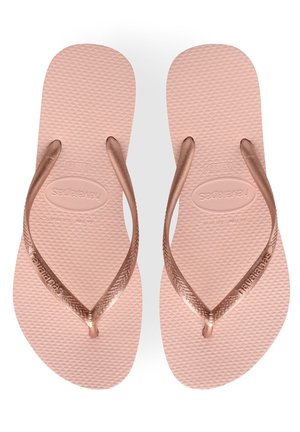 Flip-flop rosa chiaro con fondo testurizzato, dotati di cinture in bronzo e dettaglio del logo, progettati per comfort e uso informale.