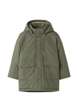 Olivengrøn polstret parka med hætte, forlynlås dækket af klap, brystlomme og to store klaplommer foran.