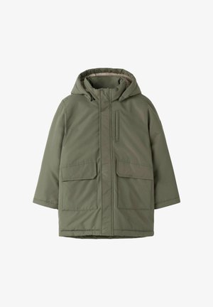 Oliwkowa ocieplana parka z kapturem, zamkiem z przodu zakrytym patką, kieszenią na piersi oraz dwoma dużymi kieszeniami z patkami z przodu.