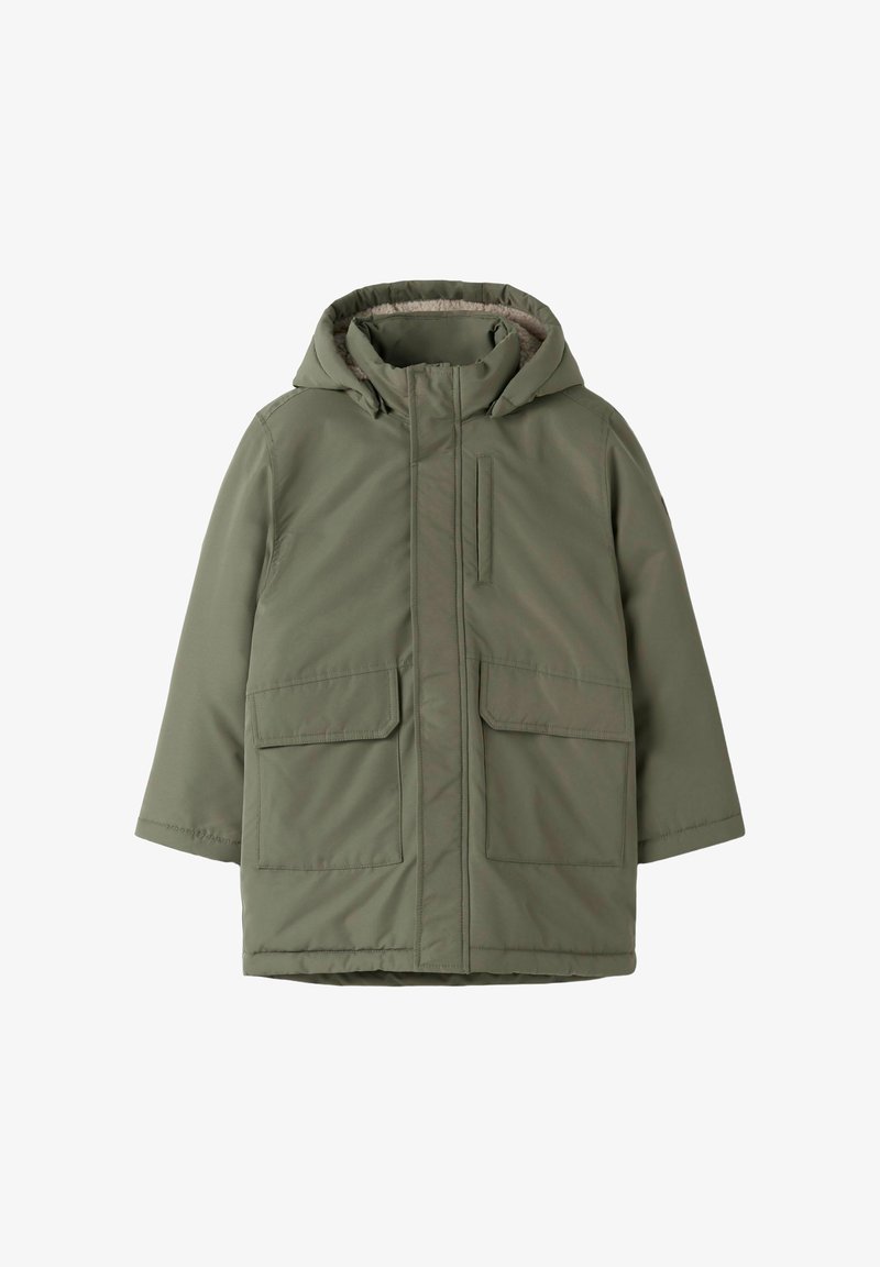 Parka matelassée vert olive avec capuche, fermeture éclair frontale recouverte d'un rabat, poche poitrine et deux grandes poches à rabat à l'avant.