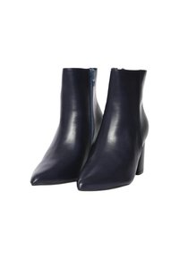 Un paio di stivaletti alla caviglia in pelle blu navy con punta affusolata, cerniere laterali e tacco a blocco su uno sfondo bianco.