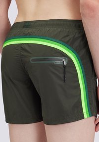 Shorts da bagno verde scuro con due strisce verticali in verde neon e teal. Include una tasca con zip sul retro per riporre gli oggetti.